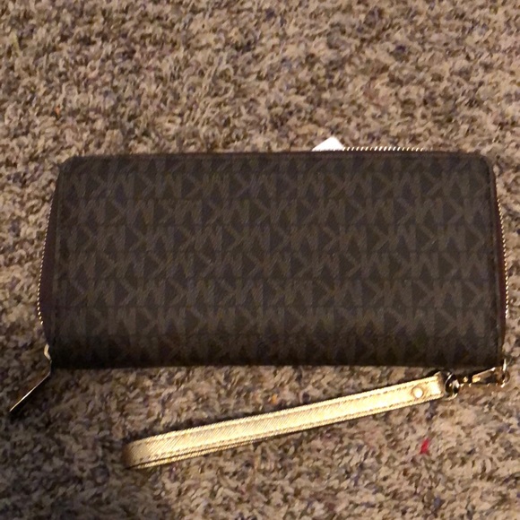 Brand new Micheal kors large wristlet! - Picture 4 of 4